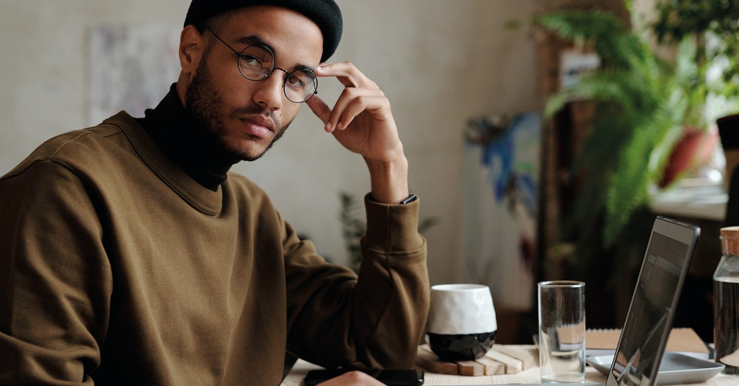 header_shooting_2022_student_mode_fashion_design_management_portrait_brille_büro_laptop_mann